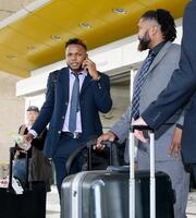 　沖縄に到着した（左から）ドリス、マテオ、メッセンジャー＝２０１６年