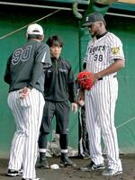 　香田コーチ（左）から指導を受けるドリス＝２０１６年、宜野座