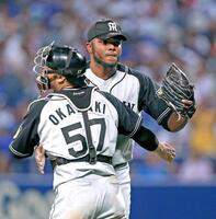 　最後を締め、岡崎とハグするドリス＝２０１６年、ナゴヤドーム