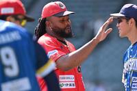 　６回を投げ終えベンチに戻る高知のドリス（撮影・西田忠信）