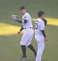 　シートノックで右翼の守備につく佐藤輝（撮影・飯室逸平）