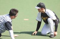 　試合前、牧と談笑する高寺（右）＝撮影・北村雅宏