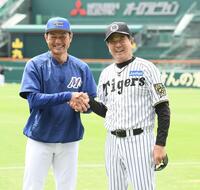 　石川・岡崎監督（左）と笑顔で握手する平田２軍監督（撮影・西田忠信）