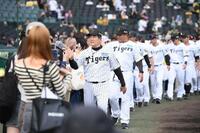 　試合後、ファンとタッチを交わす平田２軍監督ら阪神ナイン（撮影・西田忠信）