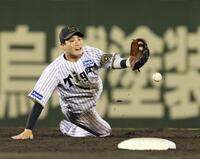 　５回、牧の打球を処理して二塁へグラブトスする遊撃手・木浪（撮影・立川洋一郎）