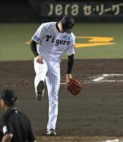 　７回、桑原に四球を与え、悔しがる才木（撮影・飯室逸平）