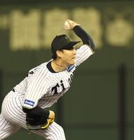 　７回途中から登板する及川（撮影・北村雅宏）