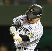 　１１回、中前打を放つ代打・糸原（撮影・北村雅宏）