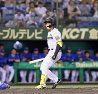 　１１回、サヨナラとなる押し出しの四球を選び雄たけびを上げる森下（撮影・立川洋一郎）