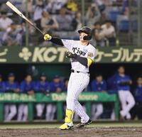 　１１回、サヨナラとなる押し出しの四球を選び、バットを放り投げる森下（撮影・立川洋一郎）