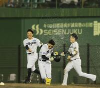 　１１回、サヨナラとなる押し出し四球を選んだ森下を祝福する糸原（左）＝撮影・北村雅宏