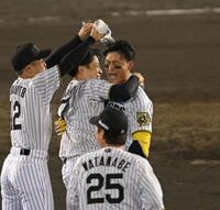 　手荒い祝福を受ける森下（撮影・飯室逸平）