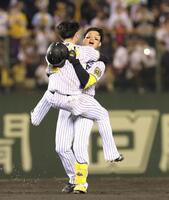 　１１回、サヨナラとなる押し出しの四球を選び、木浪と抱き合って喜ぶ森下（撮影・立川洋一郎）