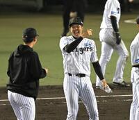 　劇的な勝利に笑顔がはじける才木（撮影・飯室逸平）