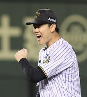 　７回、オースティンを空振り三振に仕留め雄たけびを上げる及川（撮影・立川洋一郎）