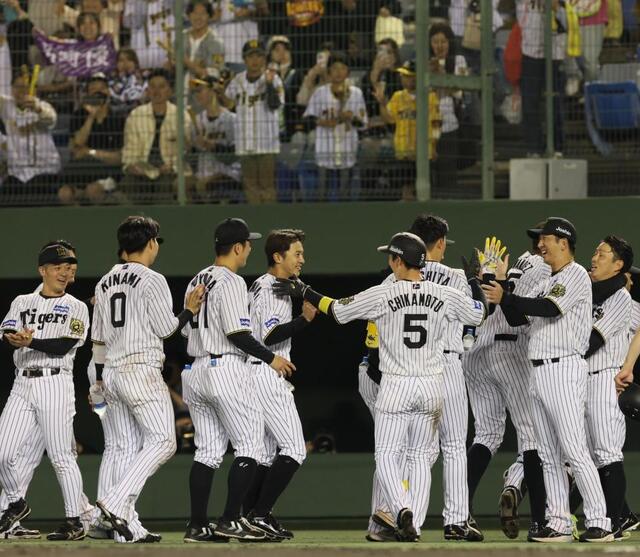 就任後初のサヨナラ勝ちに阪神・藤川監督「タイガースらしい