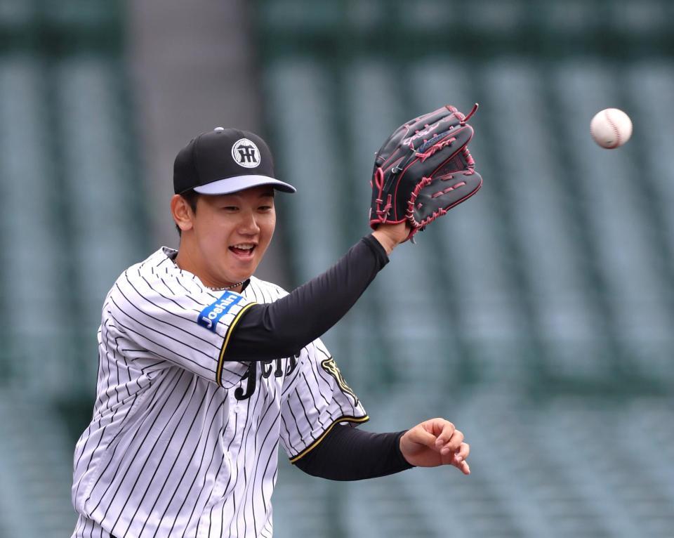 　守備練習に励む門別（撮影・北村雅宏）