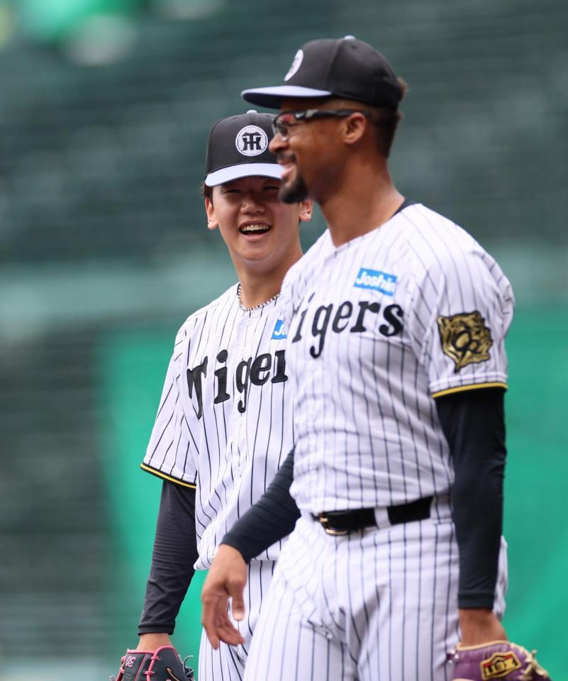 　投内連係で笑顔を見せる門別（左）とデュプランティエ（撮影・北村雅宏）