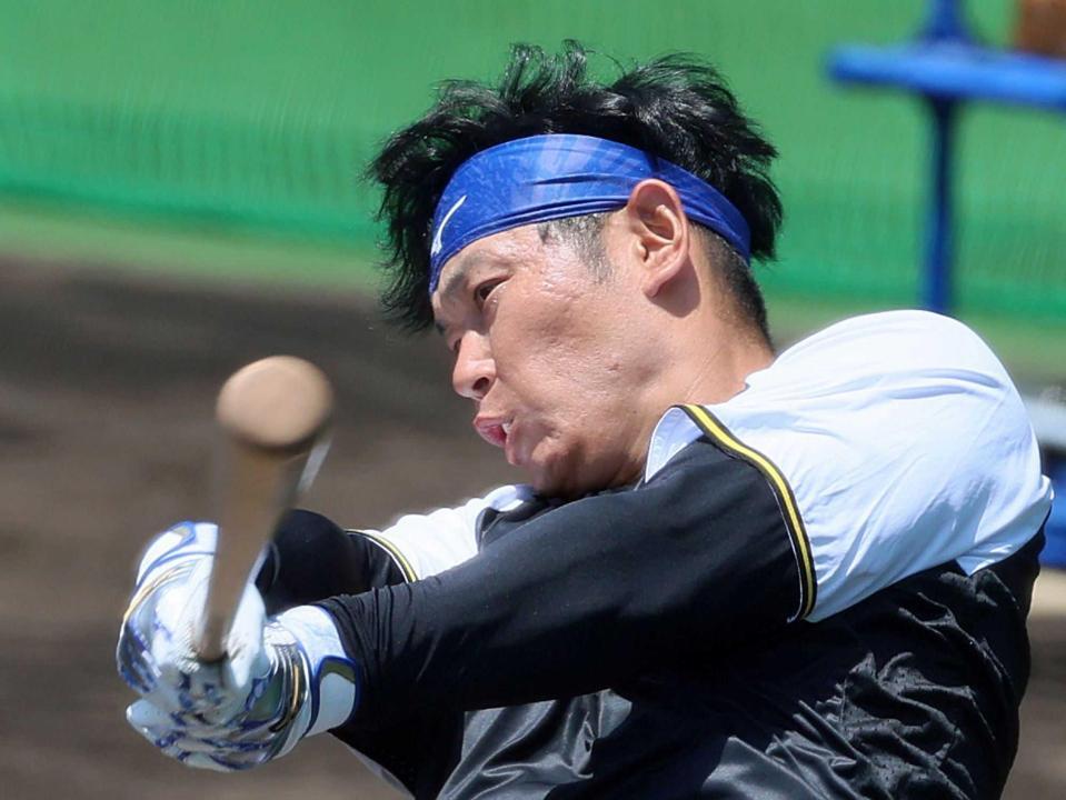 　ロングティーをして打ち込む原口