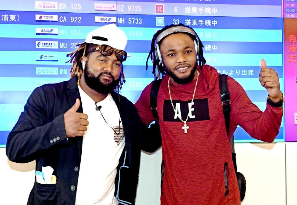 　帰国の途につく（左から）マテオとドリス＝２０１７年