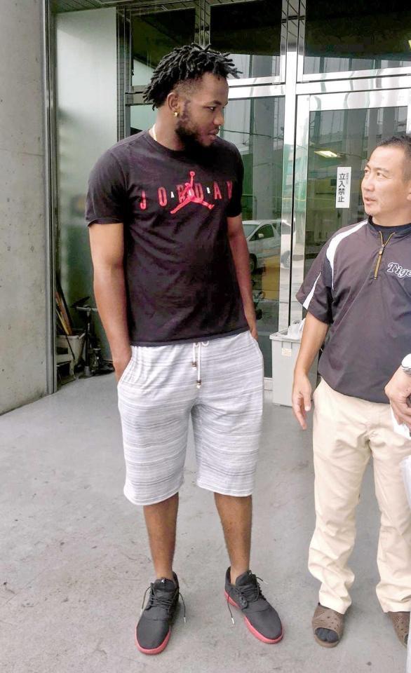 　登板後、取材を受けるドリス＝２０１６年