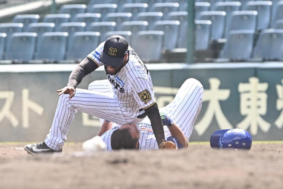 　７回、石川・大坪梓恩（下）と交錯するコンスエグラ（撮影・西田忠信）