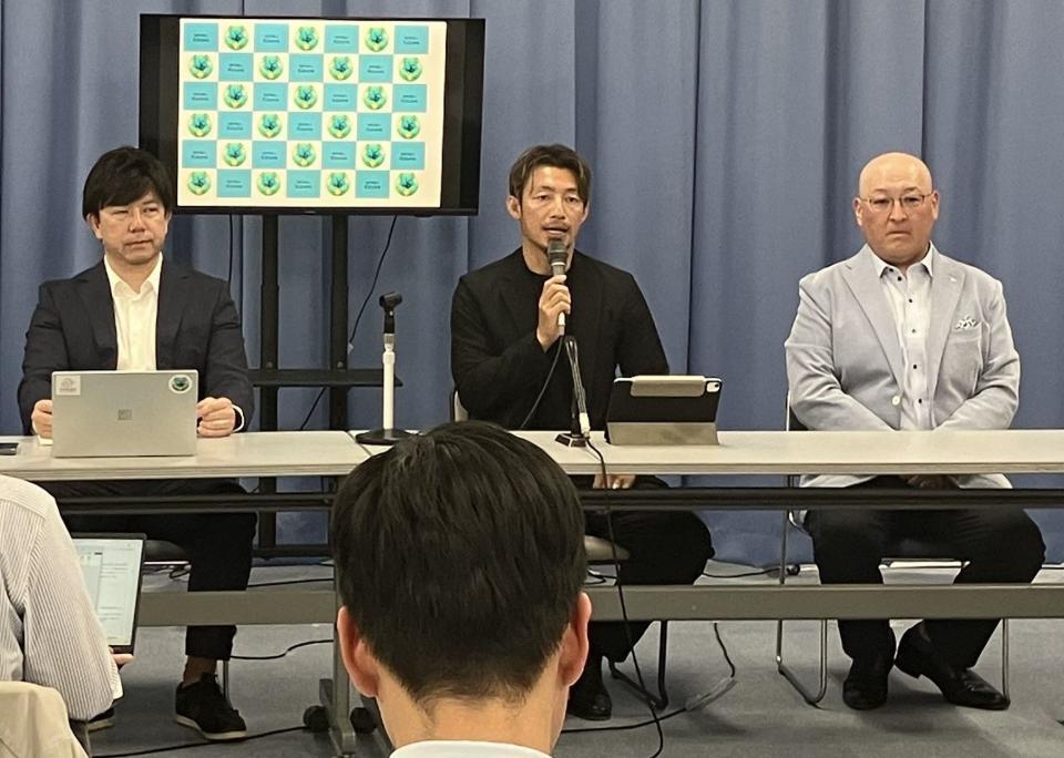 　会見に参加した鳥谷氏（中央）