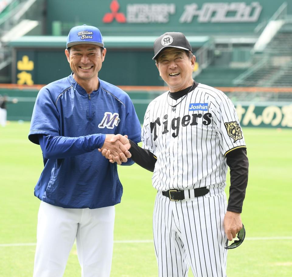 　石川・岡崎監督（左）と笑顔で握手する平田２軍監督（撮影・西田忠信）