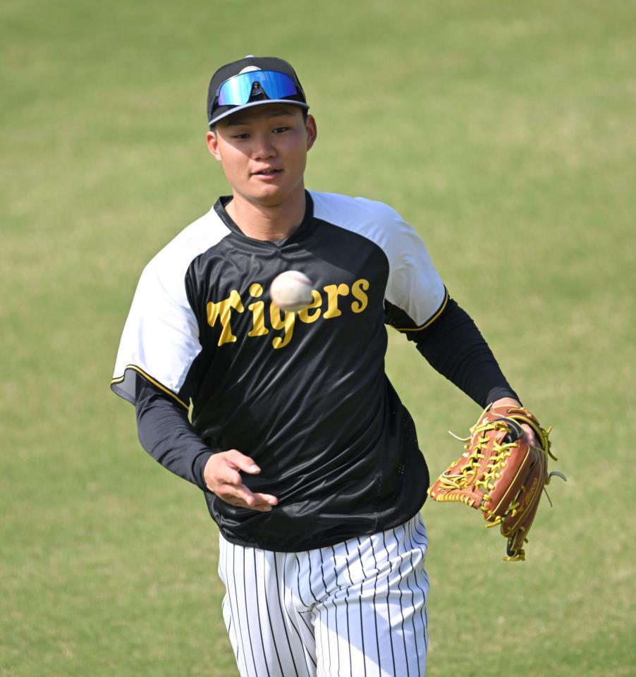 　左翼で守備練習する森下（撮影・飯室逸平）