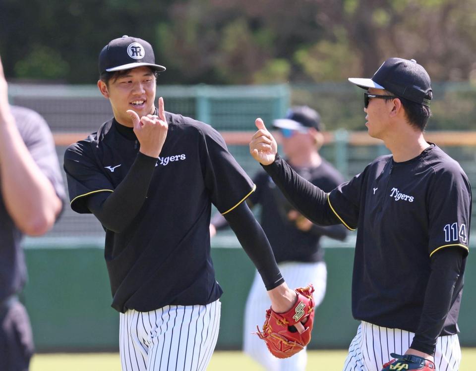 　キャッチボールを終えて笑顔を見せる才木（左）＝撮影・立川洋一郎