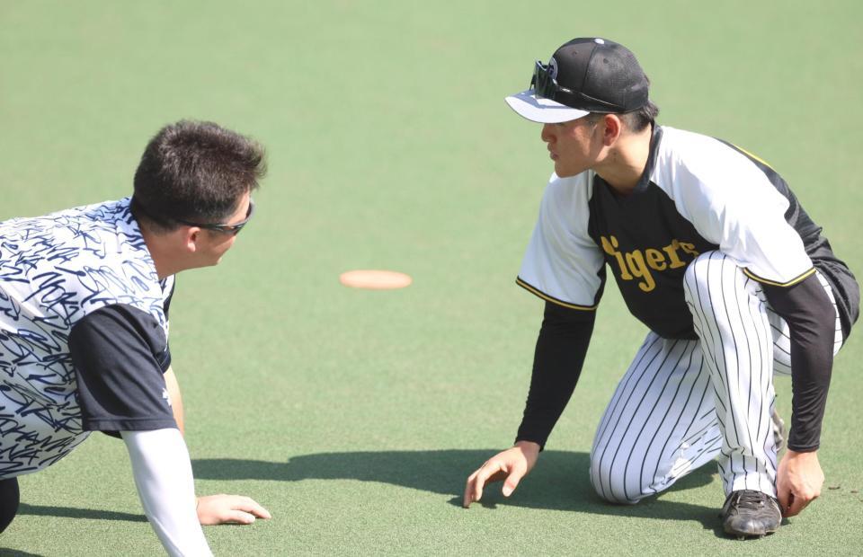 　試合前、牧と談笑する高寺（右）＝撮影・北村雅宏