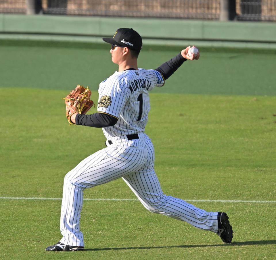 　シートノックで左翼の守備に就く森下（撮影・飯室逸平）