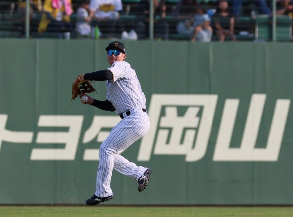 　シートノックで左翼手の守備に就く森下（撮影・北村雅宏）