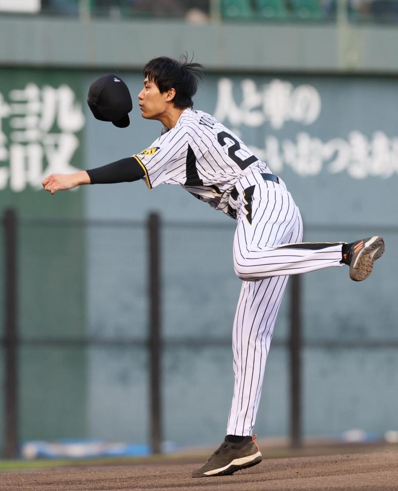 　ファーストピッチセレモニーを務める松谷鷹也（撮影・立川洋一郎）