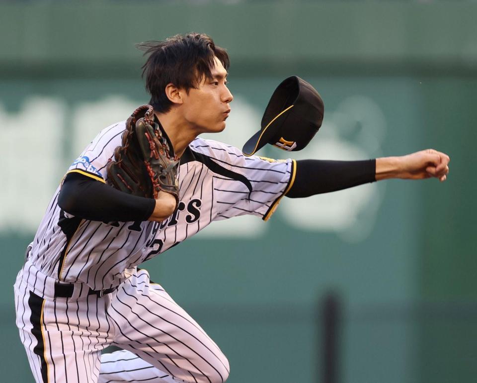 　ファーストピッチセレモニーを務める松谷鷹也（撮影・北村雅宏）