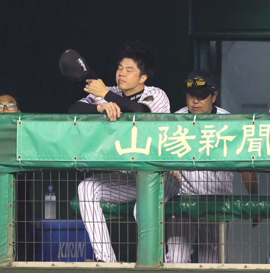 　７回途中、交代を告げられベンチで残念がる才木（撮影・北村雅宏）