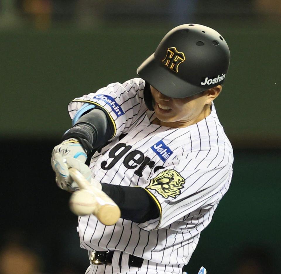 　１１回、中前打を放つ代打・糸原（撮影・北村雅宏）