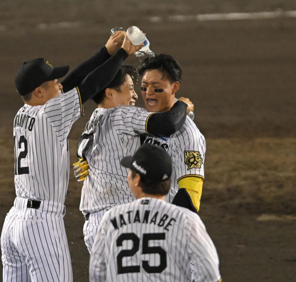 　手荒い祝福を受ける森下（撮影・飯室逸平）