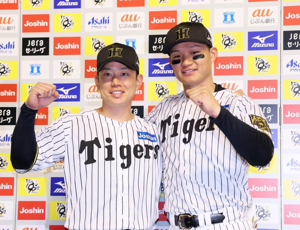 　お立ち台で笑顔を見せる糸原（左）と森下（撮影・立川洋一郎）