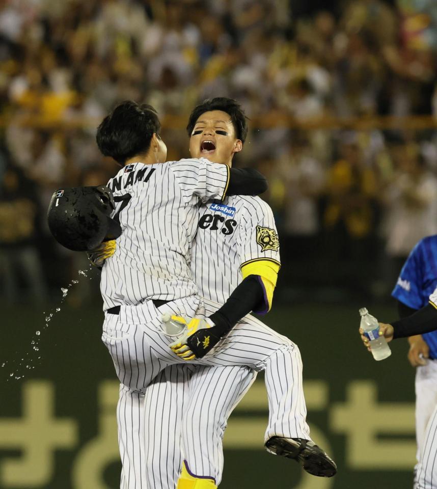 　１１回、サヨナラ勝ちに歓喜する森下（右）＝撮影・北村雅宏