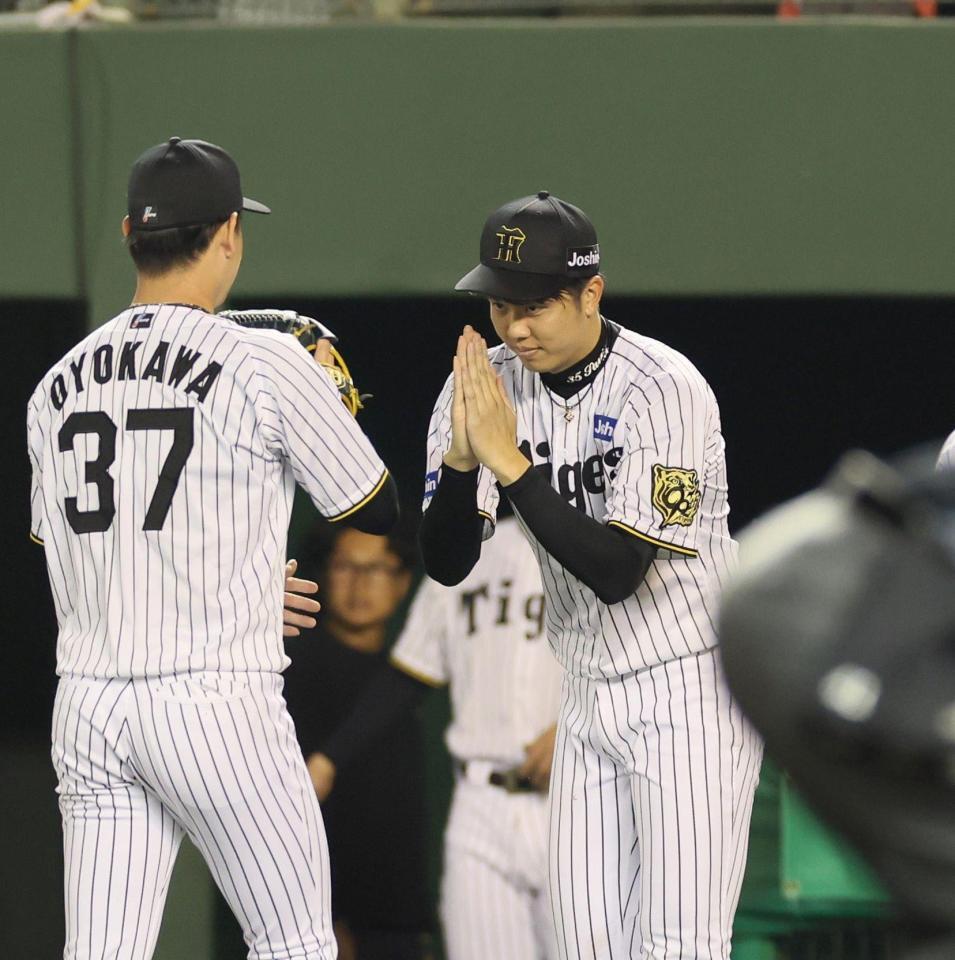 　７回、ピンチを防いだ及川を拝む才木（右）＝撮影・北村雅宏