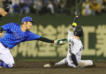 　８回、京田（左）のタッチを交わし二盗を成功させる近本（撮影・立川洋一郎）