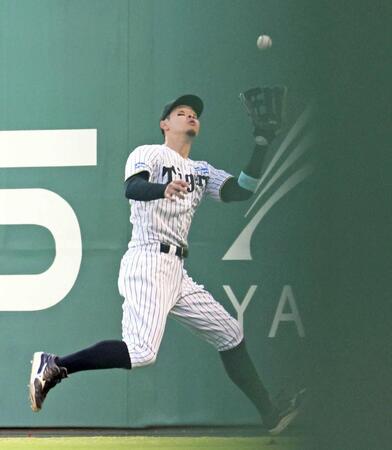 　３回、牧の飛球を捕る佐藤輝（撮影・立川洋一郎）