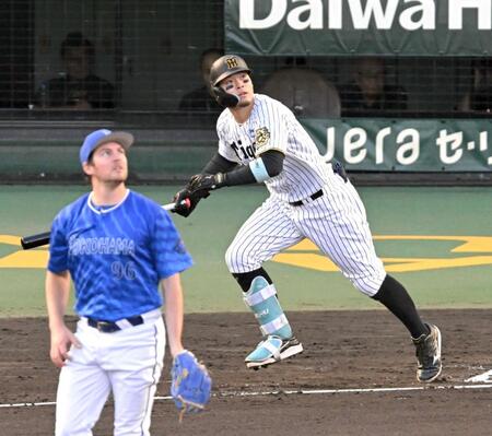 阪神・佐藤輝 3年ぶり右翼でもマルチ バウアー撃ちフェン直二塁打 祖父母観戦「いいところ見せられた」