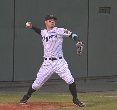 　３回、牧の右飛を処理し、素早く内野へ返球する佐藤輝（撮影・飯室逸平）