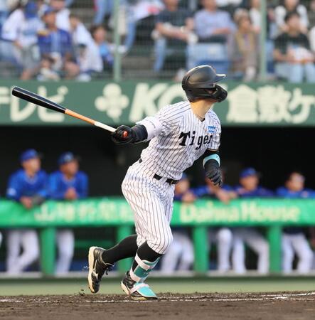 　２回、レフトオーバーの二塁打を放つ佐藤輝（撮影・立川洋一郎）