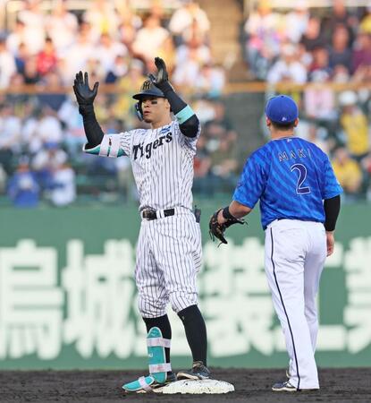 　２回、二塁打を放ちベンチへ向かってポーズする佐藤輝（撮影・立川洋一郎）