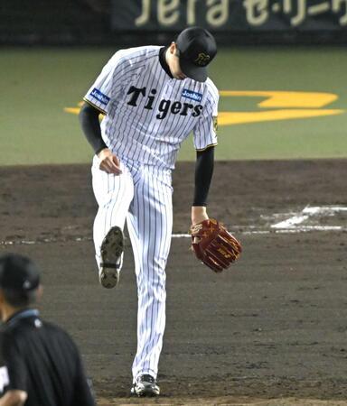 　７回、桑原に四球を与え、悔しがる才木（撮影・飯室逸平）