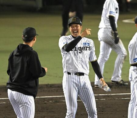 　劇的な勝利に笑顔がはじける才木（撮影・飯室逸平）