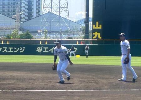 　一塁でノックを受ける前川